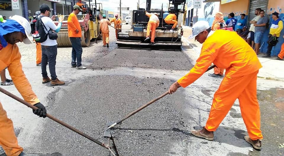 Máquinas e homens trabalhando