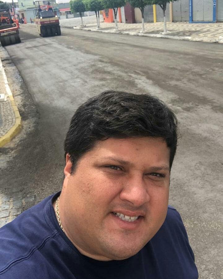 Prefeito acompanhando as obras