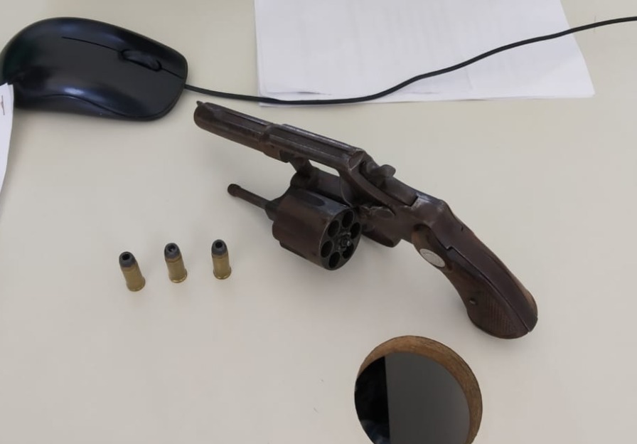 Serrinha: Homem é preso após ser flagrado com revólver calibre 32. Confira! 2 WhatsApp Image 2019 04 10 at 09.45.25