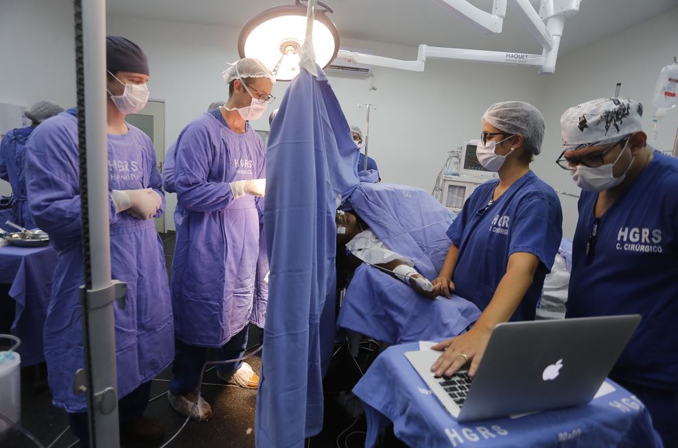 Bahia: Mulher fica acordada durante cirurgia no HGRS para retirada de tumor cerebral. Confira! 1 Bahia: Mulher fica acordada durante cirurgia no HGRS para retirada de tumor cerebral. Confira!