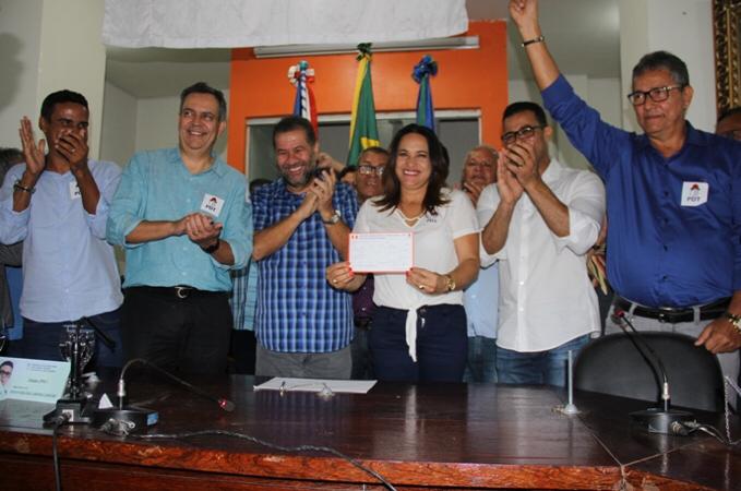 Araci: Keinha se filia ao PDT em cerimônia que contou com a presença de Carlos Lupi presidente nacional do partido. Confira! 1 Araci: Keinha se filia ao PDT em cerimônia que contou com a presença de Carlos Lupi presidente nacional do partido. Confira!