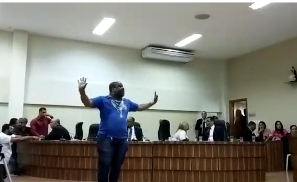 Candeias: Câmara de Vereadores vira palco de desordem. Confira! 3 WhatsApp Image 2019 11 01 at 20.40.50