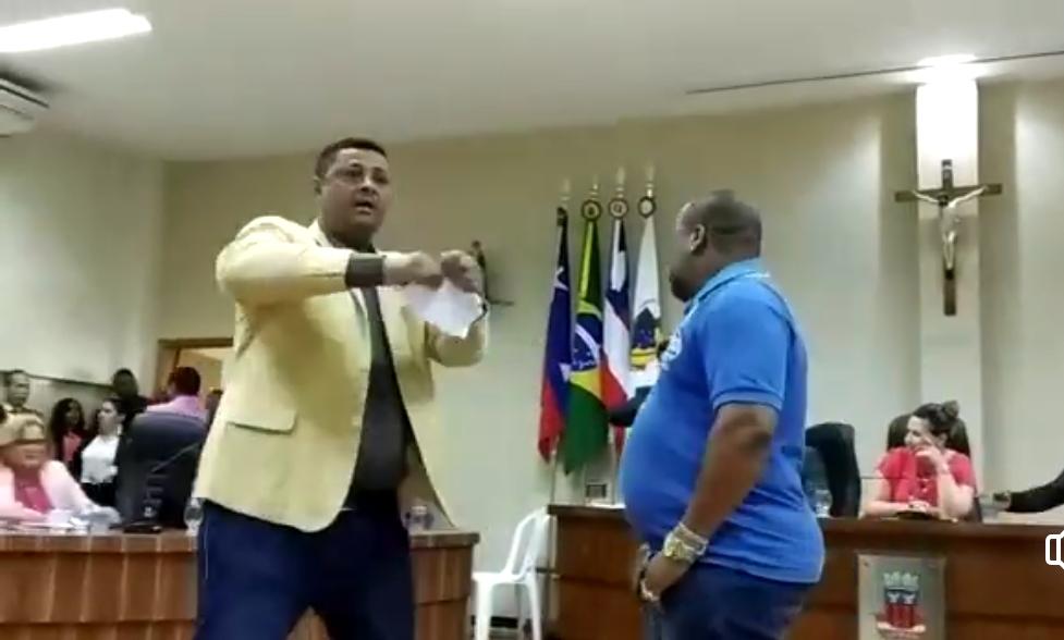 Candeias: Câmara de Vereadores vira palco de desordem. Confira! 2 WhatsApp Image 2019 11 01 at 21.15.52