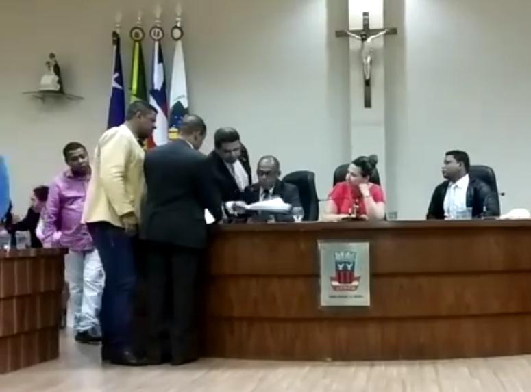 Candeias: Câmara de Vereadores vira palco de desordem. Confira! 5 WhatsApp Image 2019 11 01 at 21.15.53
