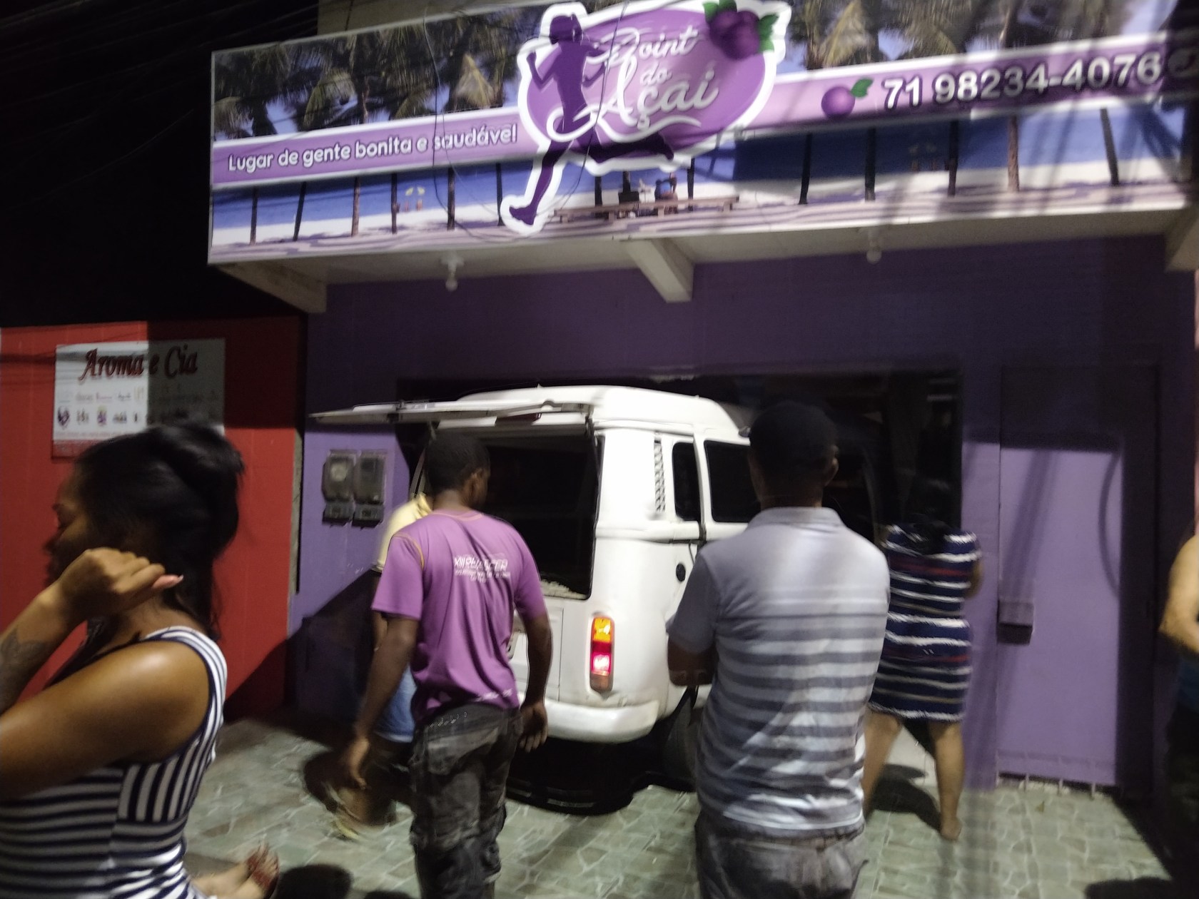 Candeias: Kombi desgovernada invade ponto comercial. Confira! 1 Candeias: Kombi desgovernada invade ponto comercial. Confira!