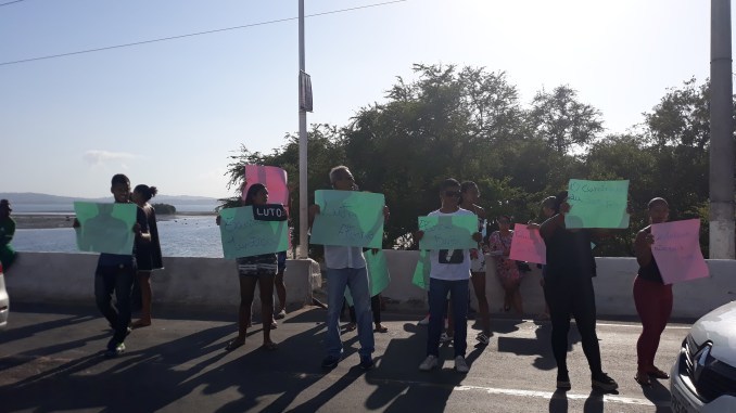 Madre de Deus: Moradores protestam contra morte de jovem durante ação da PM. Confira! 1 Madre de Deus: Moradores protestam contra morte de jovem durante ação da PM. Confira!