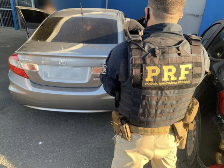 Segurança Pública: Foragido da justiça é preso pela PRF na BR 324 em Simões Filho com veículo roubado e CRLV falso. Confira! 1 Segurança Pública: Foragido da justiça é preso pela PRF na BR 324 em Simões Filho com veículo roubado e CRLV falso. Confira!