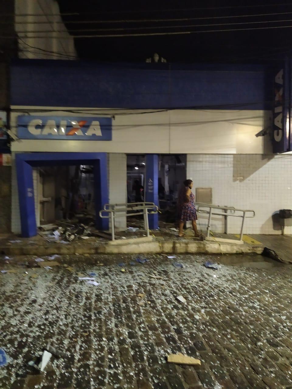 Municípios: Bandidos explodem agência da Caixa de São Gonçalo dos Campos. Confira! 1 Municípios: Bandidos explodem agência da Caixa de São Gonçalo dos Campos. Confira!