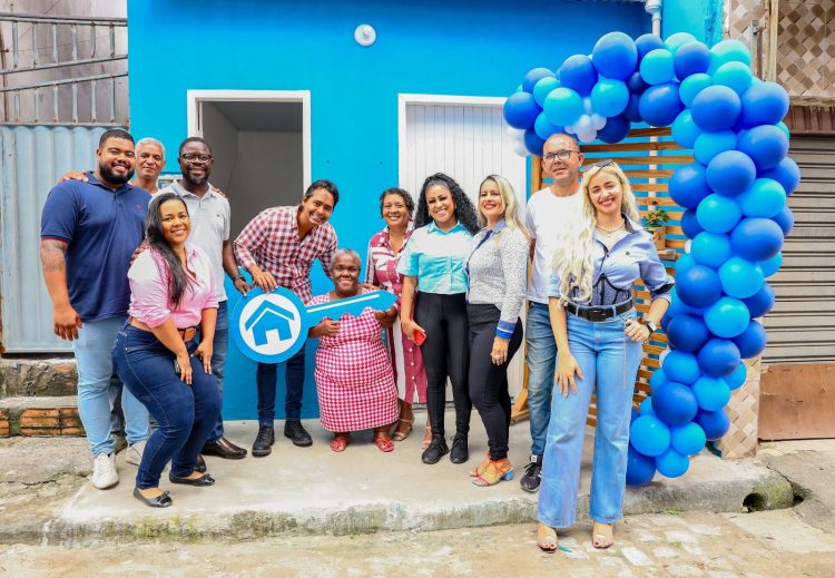 Candeias: Prefeito Dr. Pitágoras entrega casas reformadas pelo programa municipal Construindo Sonhos