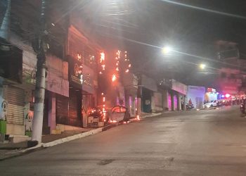 Veículo pega fogo e destrói fachada de loja no centro de Candeias