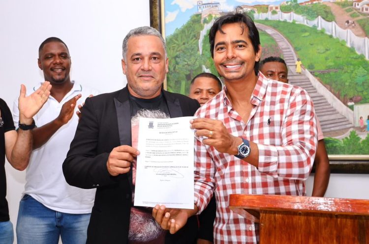 Candeias: Sindicalista, Eide do Siticcan toma posse da Secretaria de Trabalho, Emprego e Renda fortalecendo a base de Dr. Pitágoras 1 Candeias: Sindicalista, Eide do Siticcan toma posse da Secretaria de Trabalho, Emprego e Renda fortalecendo a base de Dr. Pitágoras