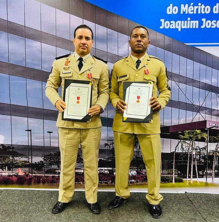 Major PM Pestana, comandante da 10ª CIPM, e Sargento PM Wellington, comandante do PETO, recebem Medalha Tiradentes por serviços relevantes na Segurança Pública da Bahia