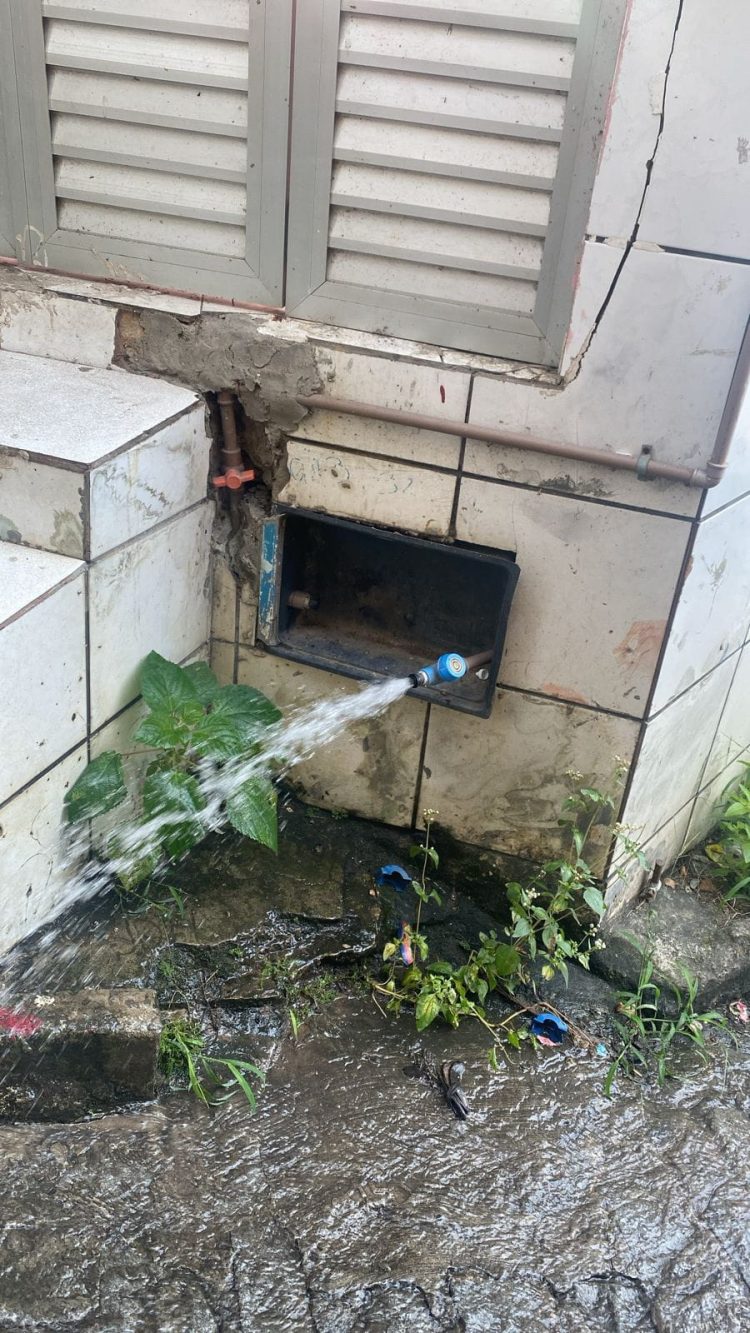 Moradores de Candeias tem hidrômetros furtados na madrugada desta quarta-feira (31)