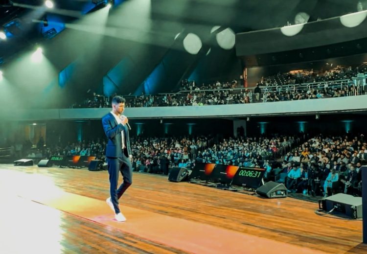 Jovem João Victor Azevedo Lima brilha no mercado digital e dá palestra no Outlier Experience, em São Paulo
