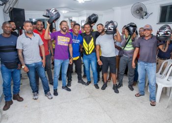 Candeias: Motoboys e mototaxistas apresentam propostas da categoria para Eriton Ramos 8 Candeias: Motoboys e mototaxistas apresentam propostas da categoria para Eriton Ramos