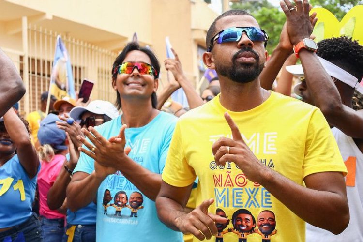 Passé, maior distrito de Candeias, ficou pequena com a caminhada de Eriton Ramos e Washington de Passé em uma onda azul liderada por Pitágoras