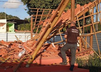 Agentes da 20ª Delegacia de Candeias investigam suposto crime de sabotagem em desabamento de coreto no Menino Jesus