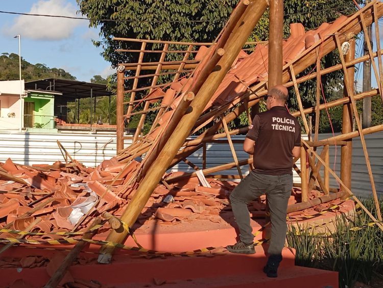 Agentes da 20ª Delegacia de Candeias investigam suposto crime de sabotagem em desabamento de coreto no Menino Jesus