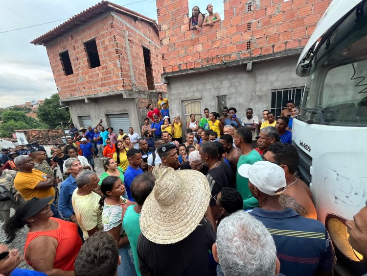 Maragojipe: Prefeito Valnício torna impossível sonho dos moradores de Nagé de ter pavimentação asfáltica enviada pelo governo do estado 1 Maragojipe: Prefeito Valnício torna impossível sonho dos moradores de Nagé de ter pavimentação asfáltica enviada pelo governo do estado