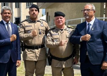 Na presença do governador Jerônimo e do Coronel Coutinho, Capitão PM São Pedro é condecorado com Medalha Valor de Tropa, uma homenagem pelos bons serviços prestados à sociedade