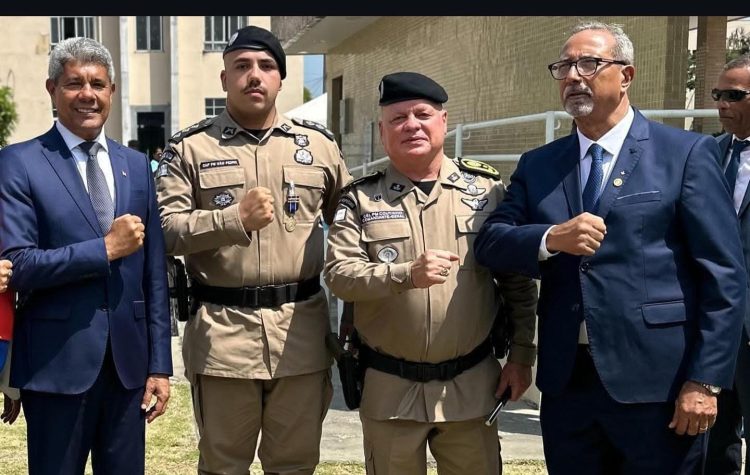 Na presença do governador Jerônimo e do Coronel Coutinho, Capitão PM São Pedro é condecorado com Medalha Valor de Tropa, uma homenagem pelos bons serviços prestados à sociedade 1 Na presença do governador Jerônimo e do Coronel Coutinho, Capitão PM São Pedro é condecorado com Medalha Valor de Tropa, uma homenagem pelos bons serviços prestados à sociedade