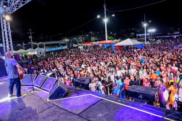 Com show de Fernandinho, centenas de fiéis lotam o primeiro dia da Semana Evangélica em Candeias