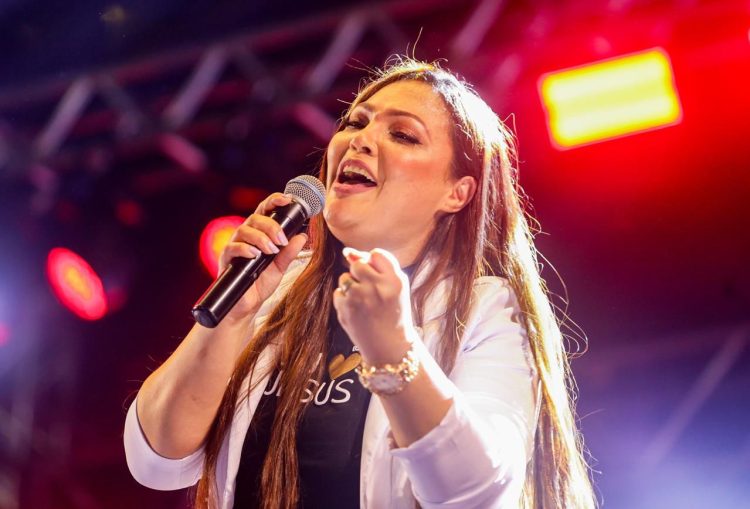 Candeias: Fé e Emoção marcam a segunda noite da Semana Evangélica com a candeense Edvania Barros