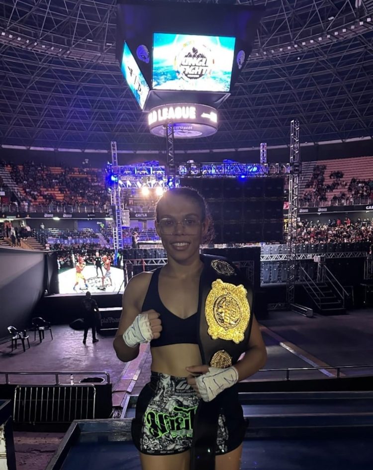 Serrinhense Layze Cerqueira vence luta e conquista cinturão no Jungle Fight World League