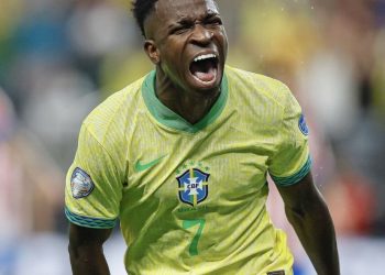 Brasileiro Vinícius Júnior pode conquistar o título de melhor jogador do mundo nesta segunda-feira (28)