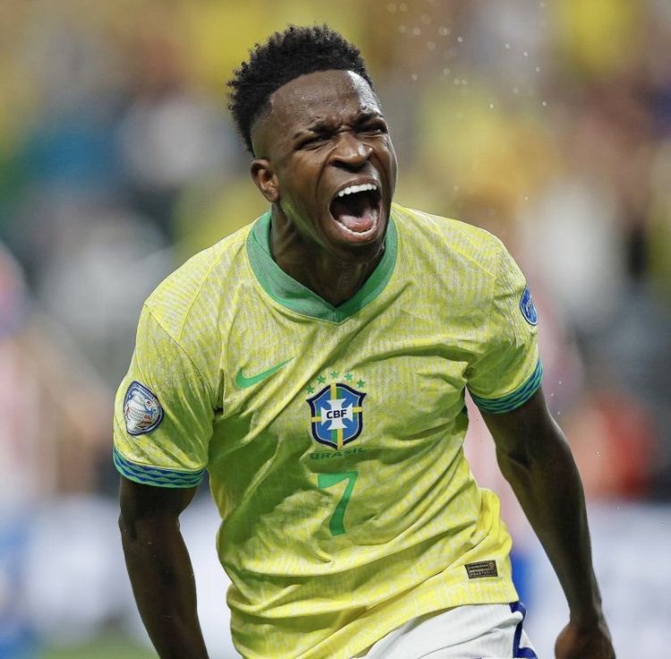 Brasileiro Vinícius Júnior pode conquistar o título de melhor jogador do mundo nesta segunda-feira (28)