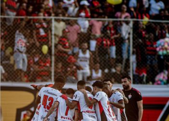 Vitória amarga dura derrota e se complica no Z4; Bahia busca recuperação contra o Palmeiras