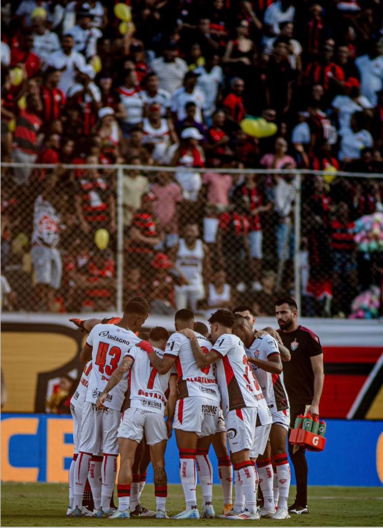 Vitória amarga dura derrota e se complica no Z4; Bahia busca recuperação contra o Palmeiras