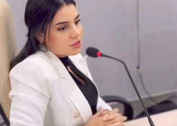 Vereadora Isabelle Carvalho, filha da prefeita Cibele de Rafael Jambeiro, mostra coragem ao rebater as críticas dos colegas durante uma sessão da câmara municipal 4 Vereadora Isabelle Carvalho, filha da prefeita Cibele de Rafael Jambeiro, mostra coragem ao rebater as críticas dos colegas durante uma sessão da câmara municipal