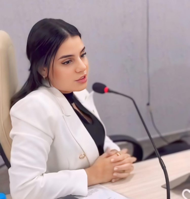 Vereadora Isabelle Carvalho, filha da prefeita Cibele de Rafael Jambeiro, mostra coragem ao rebater as críticas dos colegas durante uma sessão da câmara municipal 1 Vereadora Isabelle Carvalho, filha da prefeita Cibele de Rafael Jambeiro, mostra coragem ao rebater as críticas dos colegas durante uma sessão da câmara municipal