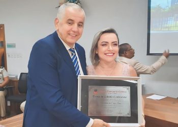 Empresária e Educadora, Anne Lima recebe título de cidadã candeense através do vereador Gil Soares