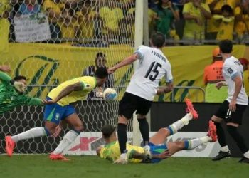 Brasil patina e perde posição nas Eliminatórias; torcida protesta contra preços abusivos