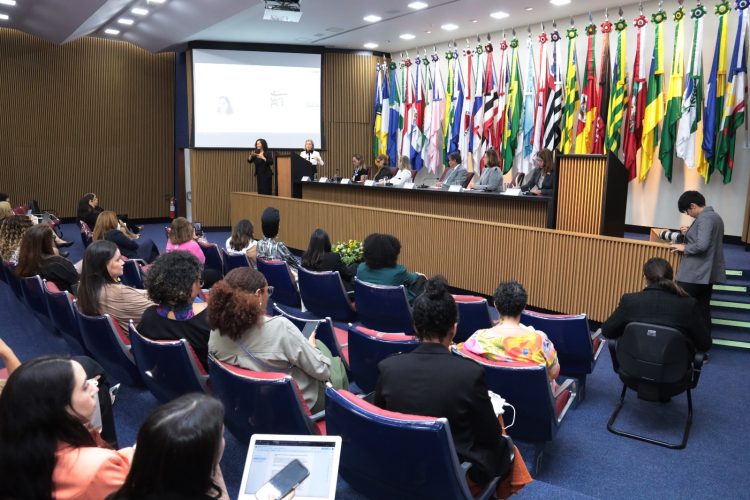 Política Nacional de Cuidados: quem cuida de quem cuida? 1 Política Nacional de Cuidados: quem cuida de quem cuida?