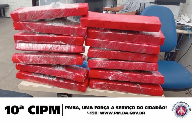 Policiais da 10ª CIPM realizam apreensão de drogas na Travessa Barão do Rio Branco, em Candeias