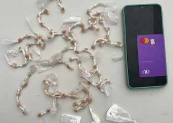 Madre de Deus: Mulher é presa por policiais da Peto da 10a CIPM por tráfico de drogas