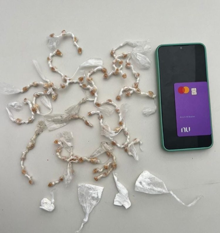 Madre de Deus: Mulher é presa por policiais da Peto da 10a CIPM por tráfico de drogas