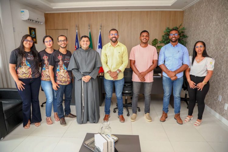 Candeias: Pároco Frei Tiago Noronha recebe prefeito Eriton Ramos, vereador Rosevaldo e equipe para tratar dos festejos da padroeira