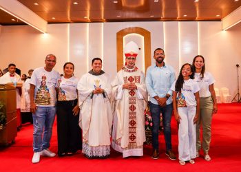 Candeias: Prefeito Eriton, ao lado da presidente da Câmara Rosana de Bobó, participa da noite de abertura do novenário de N.S. das Candeias