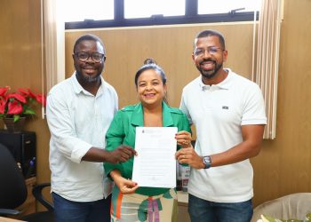 Candeias: Prefeito Eriton Ramos, presidente da Câmara Rosana de Bobó e o secretário de educação Gilvanei Pereira anunciam novo piso salarial para profissionais do magistério