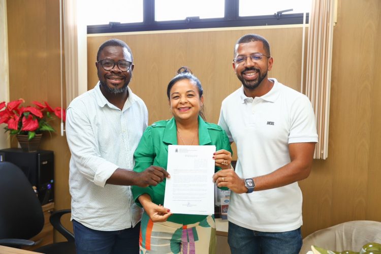 Candeias: Prefeito Eriton Ramos, presidente da Câmara Rosana de Bobó e o secretário de educação Gilvanei Pereira anunciam novo piso salarial para profissionais do magistério