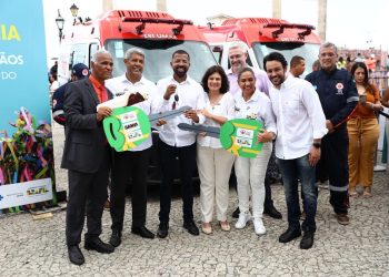 Prefeito de Candeias, Eriton Ramos, ao lado do deputado Mario Negromonte Jr, recebe nova ambulância do SAMU das mãos do governador Jerônimo Rodrigues 
