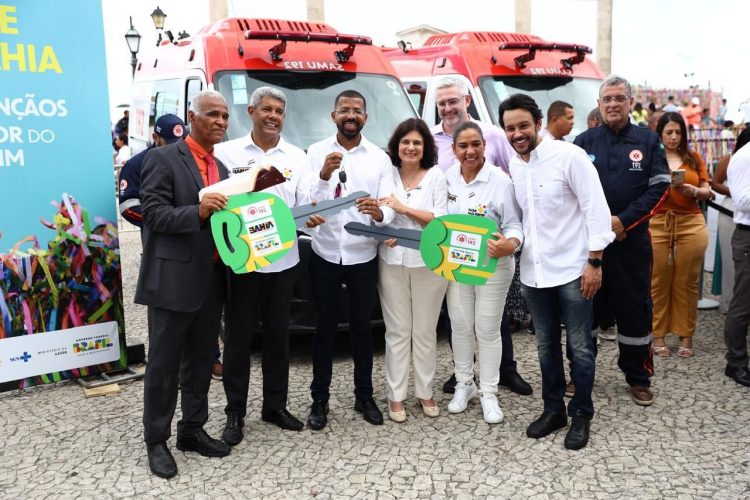 Prefeito de Candeias, Eriton Ramos, ao lado do deputado Mario Negromonte Jr, recebe nova ambulância do SAMU das mãos do governador Jerônimo Rodrigues 1 Prefeito de Candeias, Eriton Ramos, ao lado do deputado Mario Negromonte Jr, recebe nova ambulância do SAMU das mãos do governador Jerônimo Rodrigues