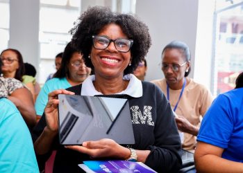 Candeias: Prefeito Eriton Ramos e Sec. Adila Morgana equipam Agentes Comunitários de Saúde com tablets de última geração