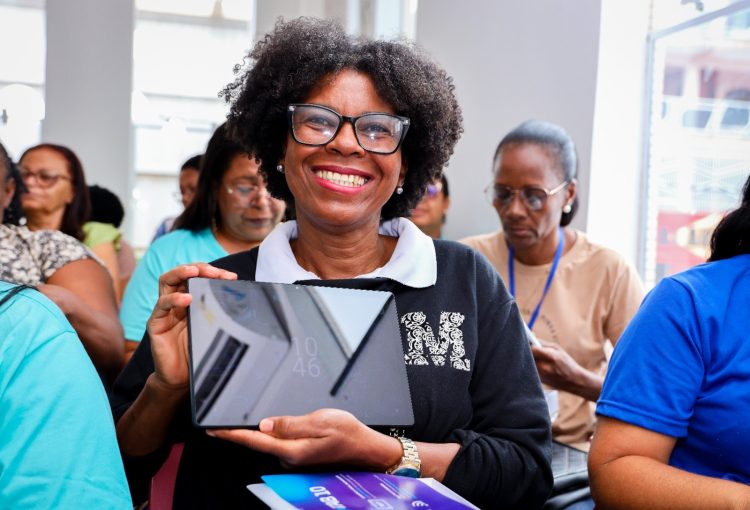 Candeias: Prefeito Eriton Ramos e Sec. Adila Morgana equipam Agentes Comunitários de Saúde com tablets de última geração