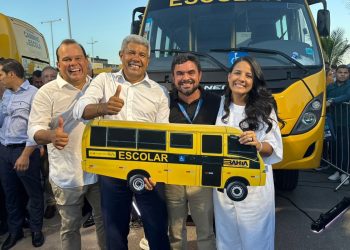 Ao lado do governador Jerônimo, Marcus Sarmento, prefeito de Itanagra, celebra a chegada de um novo ônibus escolar para o município