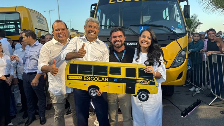 Ao lado do governador Jerônimo, Marcus Sarmento, prefeito de Itanagra, celebra a chegada de um novo ônibus escolar para o município